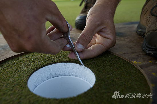 图文-美国公开赛第三轮花絮 如此细致地修建球洞