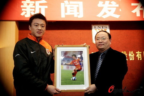 图文-鲁能后卫王超正式退役 相框代表了荣誉