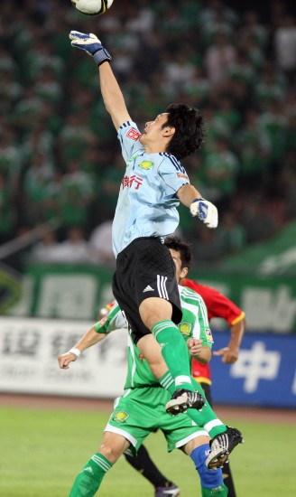 8月26日,北京国安队门将杨智在比赛中扑救