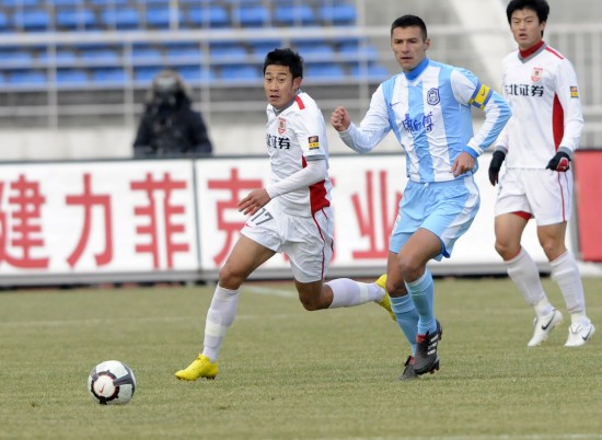 图文-[中超]长春亚泰1-1天津泰达 高健带球突破_国内足球-中超_新浪