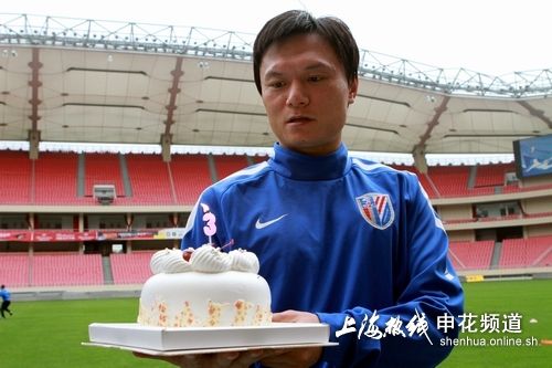 图文老将忻峰球场过32岁生日开心之情写在脸上