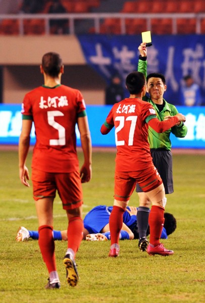 图文-[中超]阿尔滨1-0建业 主裁判向张力出示黄牌_国内足球-中超_新浪