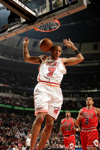 图文-[nba]热火92-99公牛 马里昂爆扣尽显英雄气