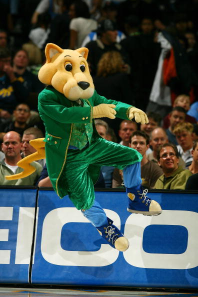 图文nba常规赛超音速vs掘金吉祥物飞腾半空中