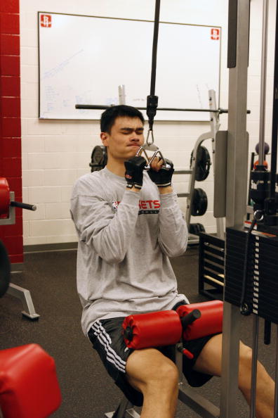 图文姚明器械房恢复性训练屏气凝神才能出效率