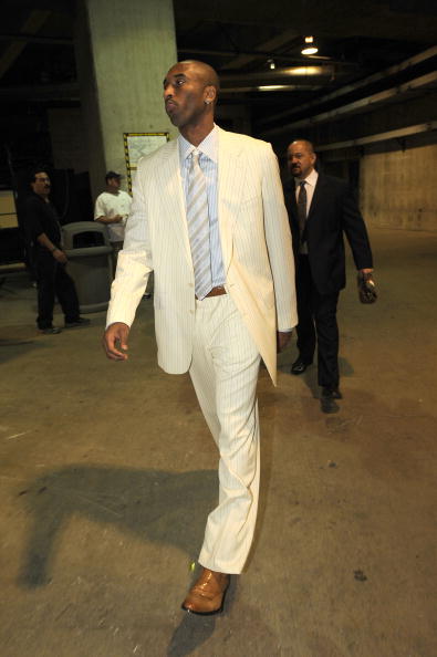 图文-[nba]掘金vs湖人 科比白色西装英俊潇洒