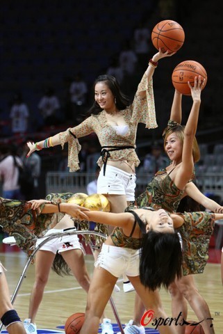 nba球星玩中国美女图片