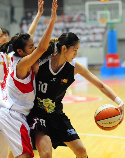 图文-[wcba]八一广博胜沈部新鑫 隋菲菲背打对手_篮球-女篮_nike新浪