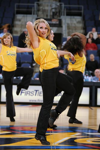 图文nba湖人110117山猫啦啦队表演也精彩