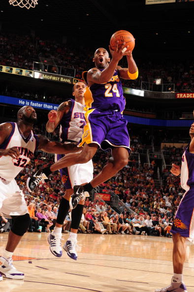 图文常规赛湖人vs太阳科比腾空反向出手进攻