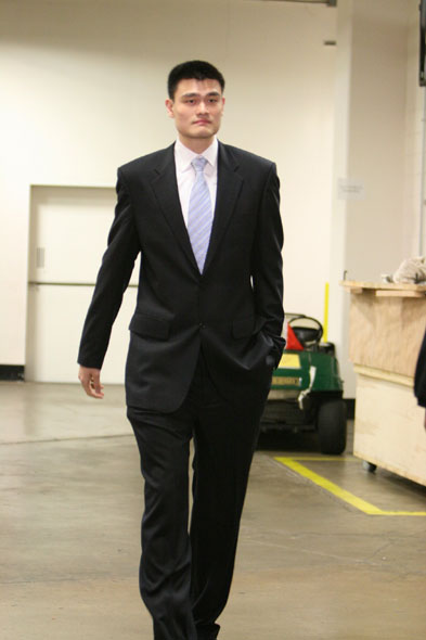 图文姚明亲临现场为火箭加油表情很放松