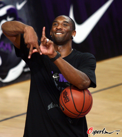 图文科比抵上海继续亚洲之旅特殊手势展现湖人情