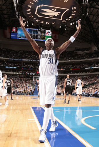 图文常规赛马刺9499小牛特里点燃主场氛围