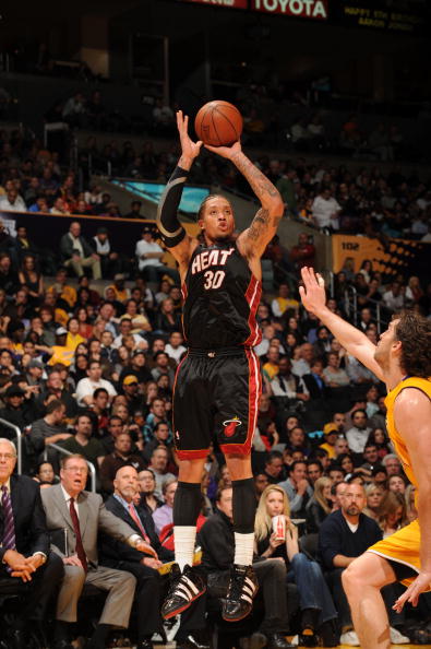 图文常规赛热火107108湖人比斯利试射三分