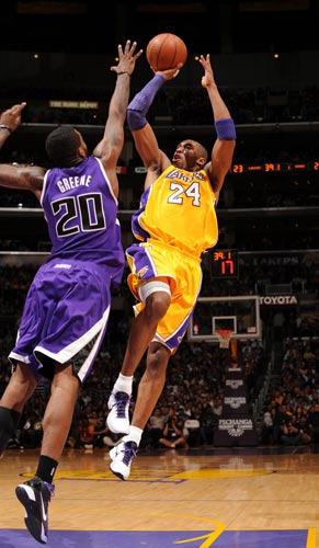 图文常规赛湖人vs国王科比后仰跳投躲避防守