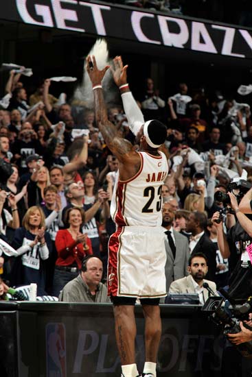 图文-[季后赛]公牛vs骑士 詹姆斯抛洒镁粉