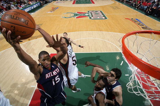 图文-[季后赛]老鹰vs雄鹿 霍福德统治禁区