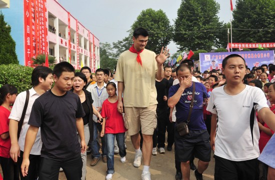 图文-姚明抵达希望小学 小巨人带上鲜艳红领巾