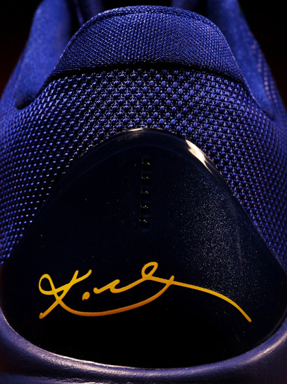 图文科比五冠王特别装备球鞋签名细节