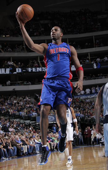 图文常规赛活塞8488小牛麦蒂轻松上篮