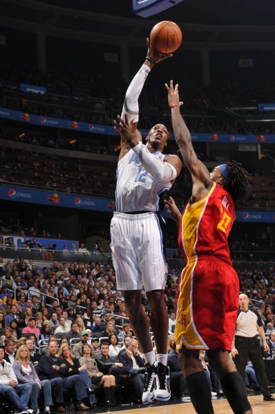 图文常规赛火箭vs魔术霍华德转身勾手投篮