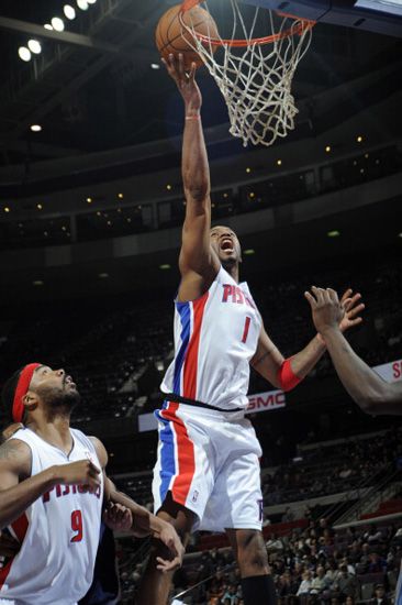 图文常规赛灰熊10799活塞麦蒂突破上篮