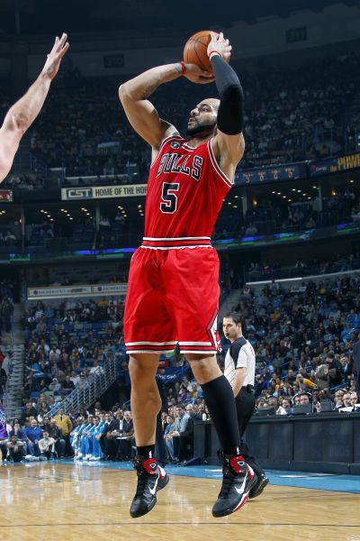 图文-[常规赛]公牛97-88黄蜂 布泽尔空位跳投