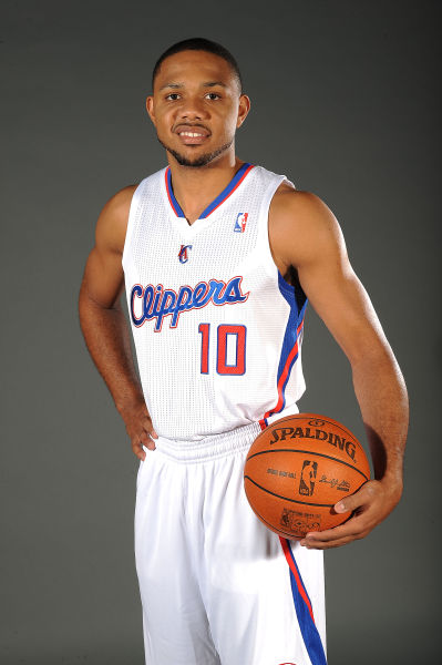 图文-快船举行新赛季媒体日活动 埃里克-戈登抱球