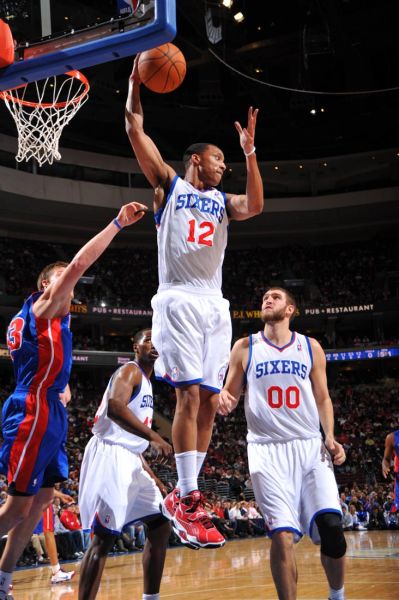 图文-[常规赛]活塞73-76人96 特纳强势篮板_篮球-nba_新浪竞技风暴