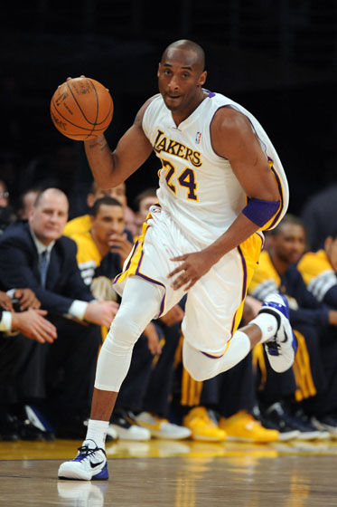 图文nba步行者9896湖人科比带球推进