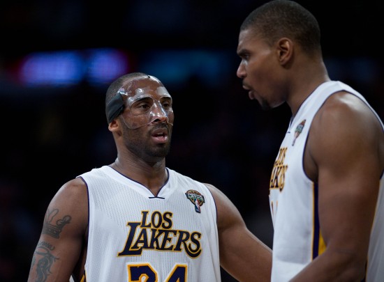 图文-[常规赛]热火83-93湖人 科比与拜纳姆交流