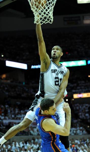 图文-[季后赛]雷霆108-103马刺 邓肯飞身扣篮