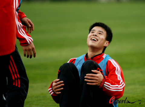 图文国足昆明集训抽血检测孙祥喜笑颜开