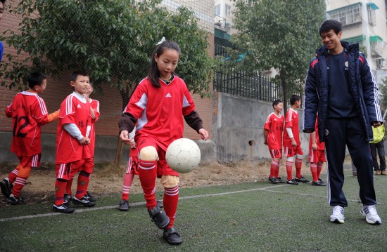 图文-国足队员长沙校园行 孙祥教小球员颠球_国内足球-国家队_新浪