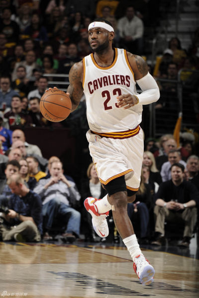 詹皇5中1骑士仍领先摘掉发带发际线不遮了