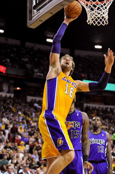 图文季前赛国王10398湖人加索尔单手扣篮