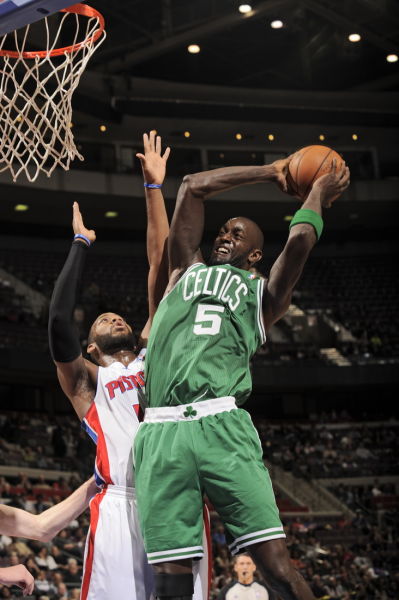 图文-[常规赛]凯尔特人83-103活塞 加内特隔人飞扣