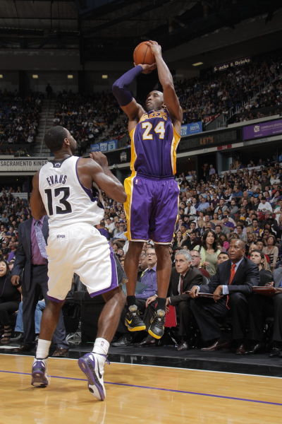 图文常规赛湖人97113国王科比撤步跳投