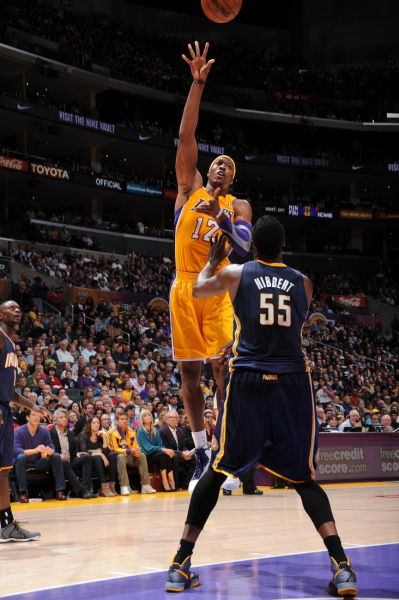 图文-[常规赛]步行者79-77湖人 霍华德抛投