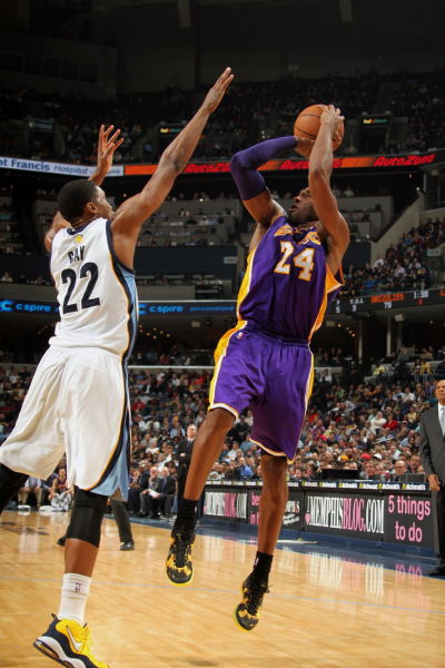 图文-[常规赛]湖人93-106灰熊 科比撤步跳投