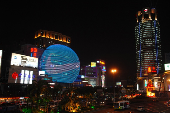 玩就玩得投入 上海大商城化身巨大网球分外炫目_nike新浪体育社区