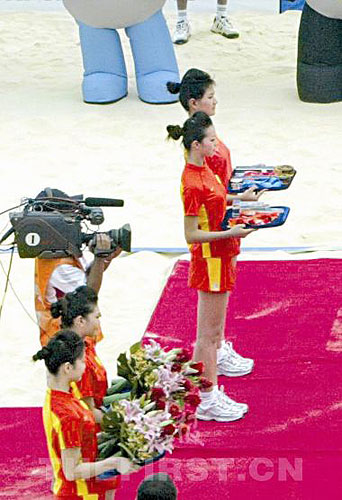 颁奖礼仪小姐旗袍改短裙为20分钟苦练半个月图