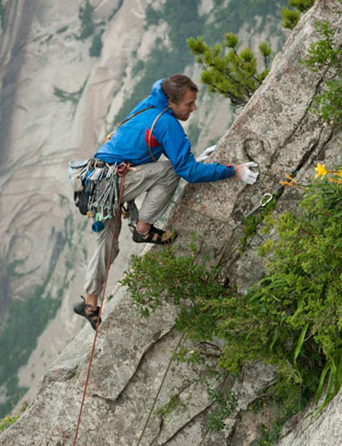 历经近13个小时 李奥霍丁成为登顶华山西峰第一人