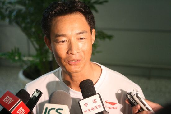 美国跳水队教练李宏平接受记者采访