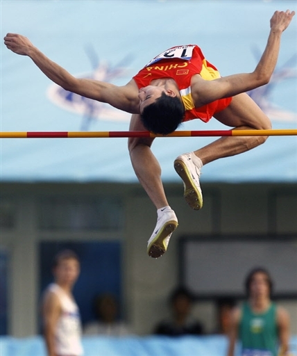 图文-田径世青赛黄海强跳高夺冠 黄海强过杆英姿