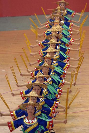 图文少数民族运动会13日精彩赛况舞火狗进行时