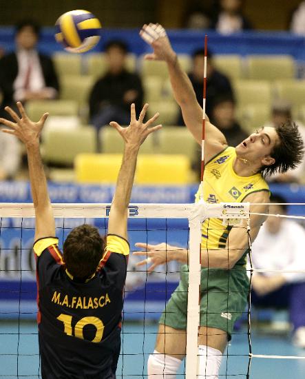 图文男排世界杯巴西30西班牙吉尔博托扣球