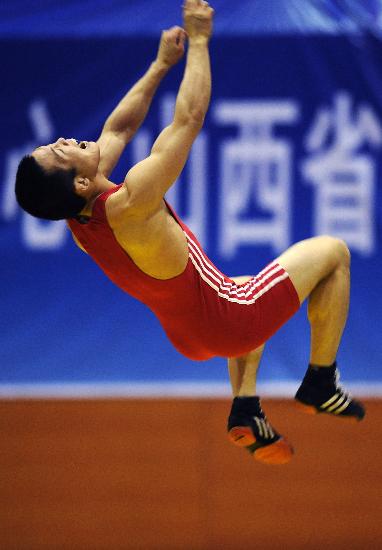 来自全国49个代表队的352名摔跤选手将