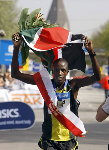 图文-2008年德国汉堡马拉松赛 身披国旗开心庆祝