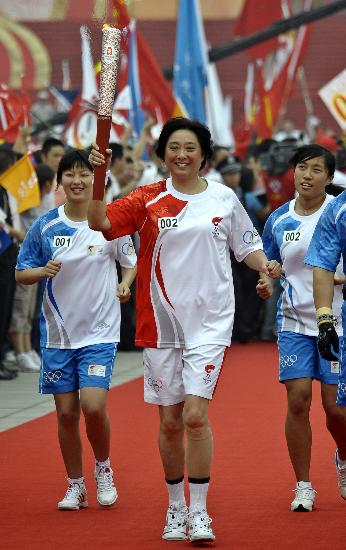 图文北京奥运圣火南京传递前女排国手张洁云传递